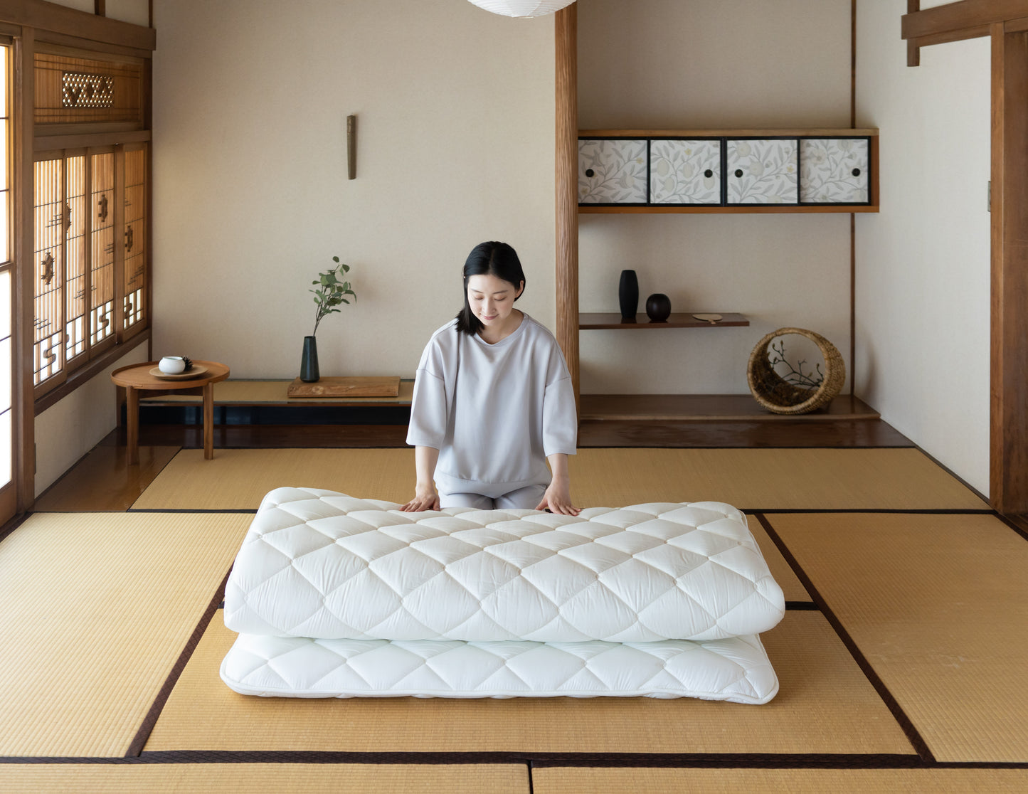 EMOOR Japanische Futon Matratze CLASSE mit Baumwolle Spannbetttuch (Weiß/Grau) Hergestellt in Japan, Faltbar Schlaf Traditionelle Boden Bett Tatami Matte Pad Baumwolle Topper
