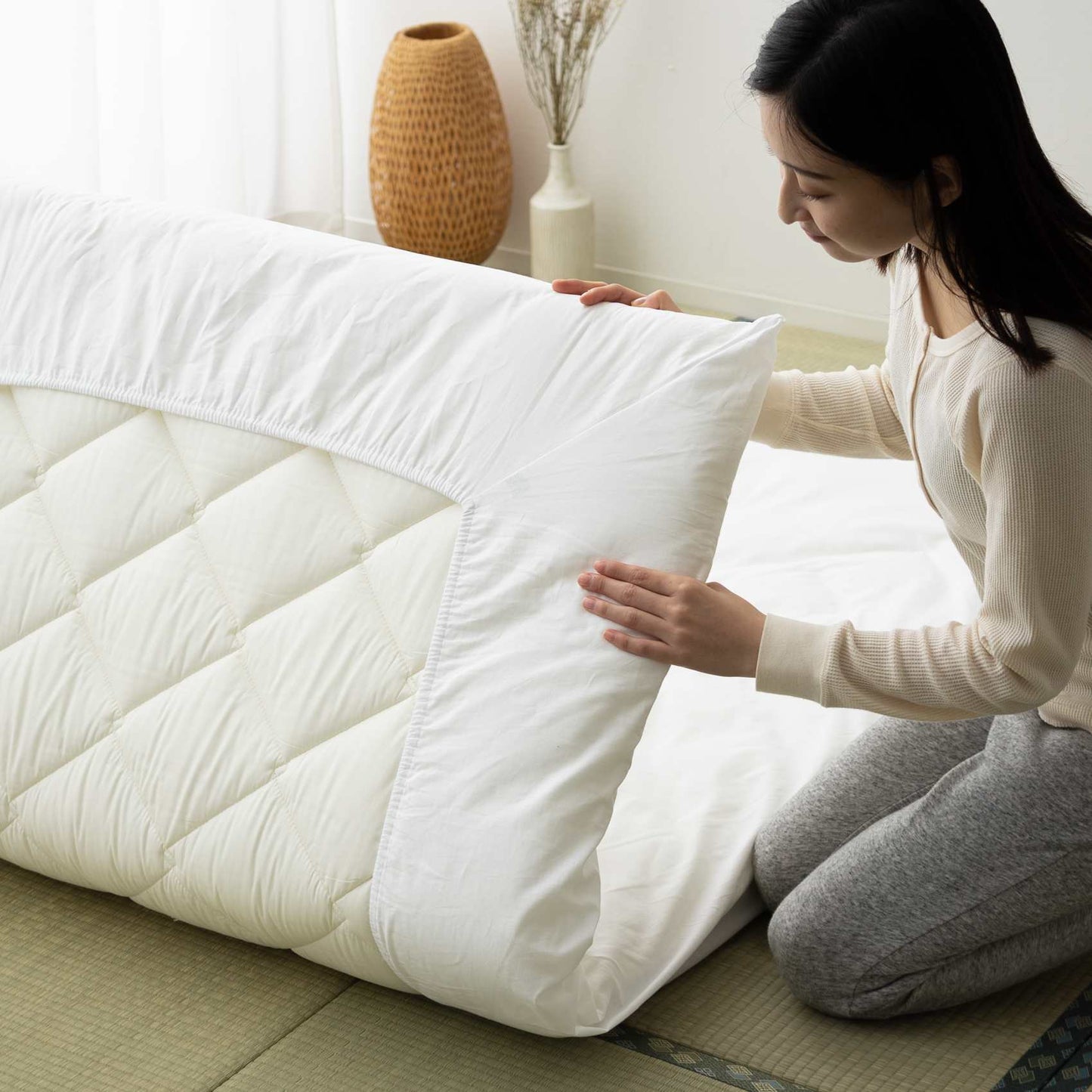 EMOOR Japanische Futon Matratze CLASSE mit Baumwolle Spannbetttuch (Weiß/Grau) Hergestellt in Japan, Faltbar Schlaf Traditionelle Boden Bett Tatami Matte Pad Baumwolle Topper