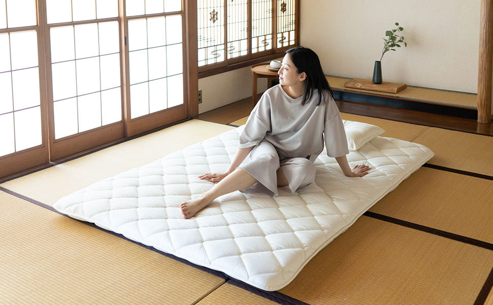 EMOOR Japanische Futon Matratze CLASSE mit Baumwolle Spannbetttuch (Weiß/Grau) Hergestellt in Japan, Faltbar Schlaf Traditionelle Boden Bett Tatami Matte Pad Baumwolle Topper